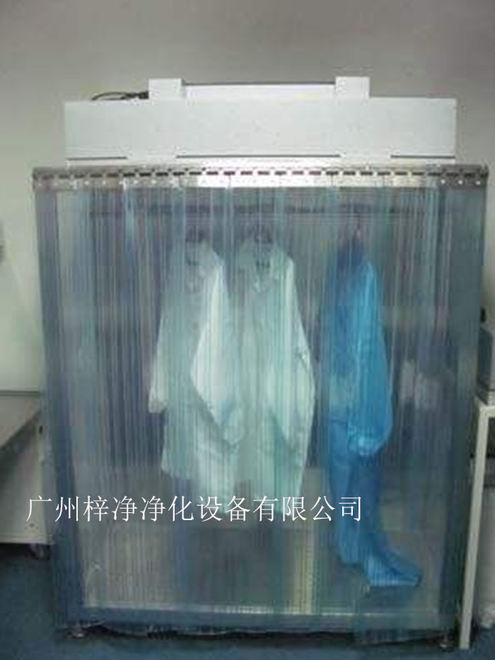 潔凈衣柜可制作為一體和分體，分體結(jié)構(gòu)為FFU+機(jī)架，在初效過濾器和高效過濾器終阻力的狀態(tài)下仍可保證風(fēng)量不變。