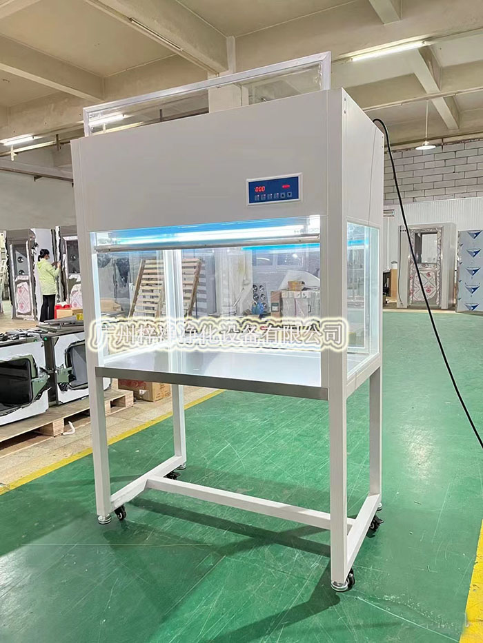 潔凈工作臺底部配備排風(fēng)系統(tǒng)，通過高效過濾器凈化后的空氣從下而上流過潔凈工作臺臺面，實現(xiàn)自凈效果。